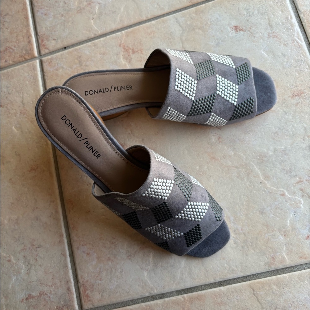 Donald J. Pliner Gray Geometric Mules